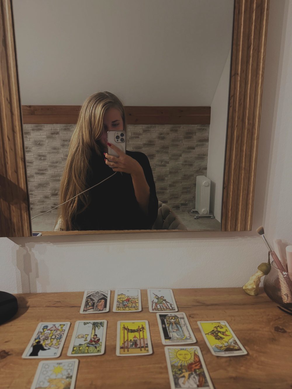 Natty pri zrkadle s vyloženými tarotovými kartami